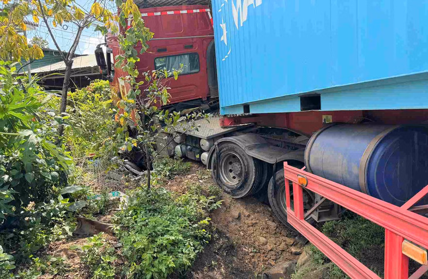 Hiện trường vụ va chạm giao thông giữa xe đầu kéo và xe công nông. Ảnh: Phúc Khánh