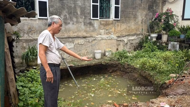 Người dân lo lắng khi miệng hố sụt lún có dấu hiệu mở rộng. Ảnh: Việt Bắc