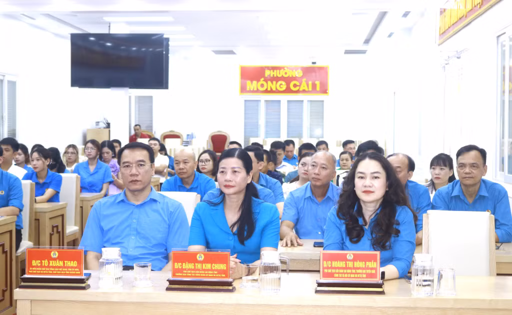Các đại biểu tham dự lễ phát động tại điểm cầu phường Móng Cái 1.