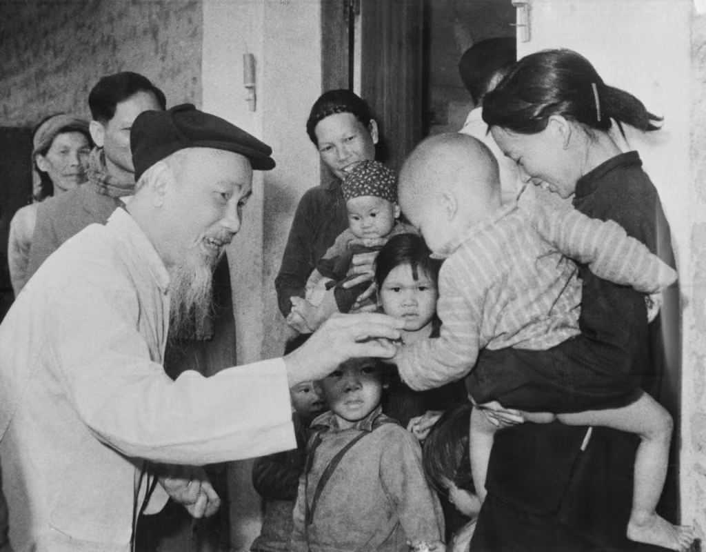 Chủ tịch Hồ Chí Minh thăm, chúc tết một số gia đình tại thôn Khe Cát, xã Minh Thành, huyện Yên Hưng, tỉnh Quảng Ninh ngày mùng 1 tết Ất Tỵ 1965_Ảnh: TTXVN