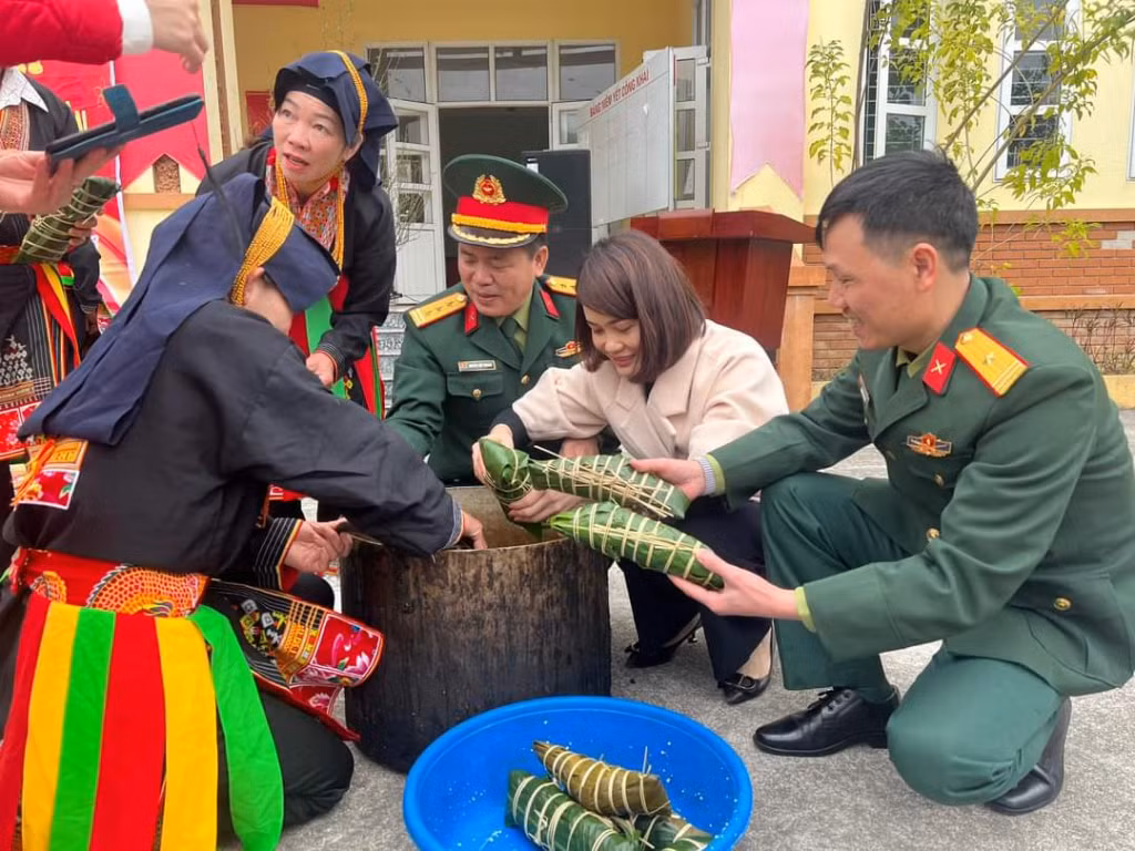 Hội LHPN TP Hạ Long tổ chức gói bánh chưng tặng các gia đình hội viên có hoàn cảnh khó khăn.