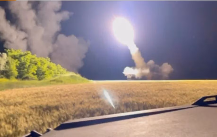 Tên lửa HIMARS được phóng từ một vị trí không được tiết lộ ở chiến trường Ukraine. Ảnh: Reuters