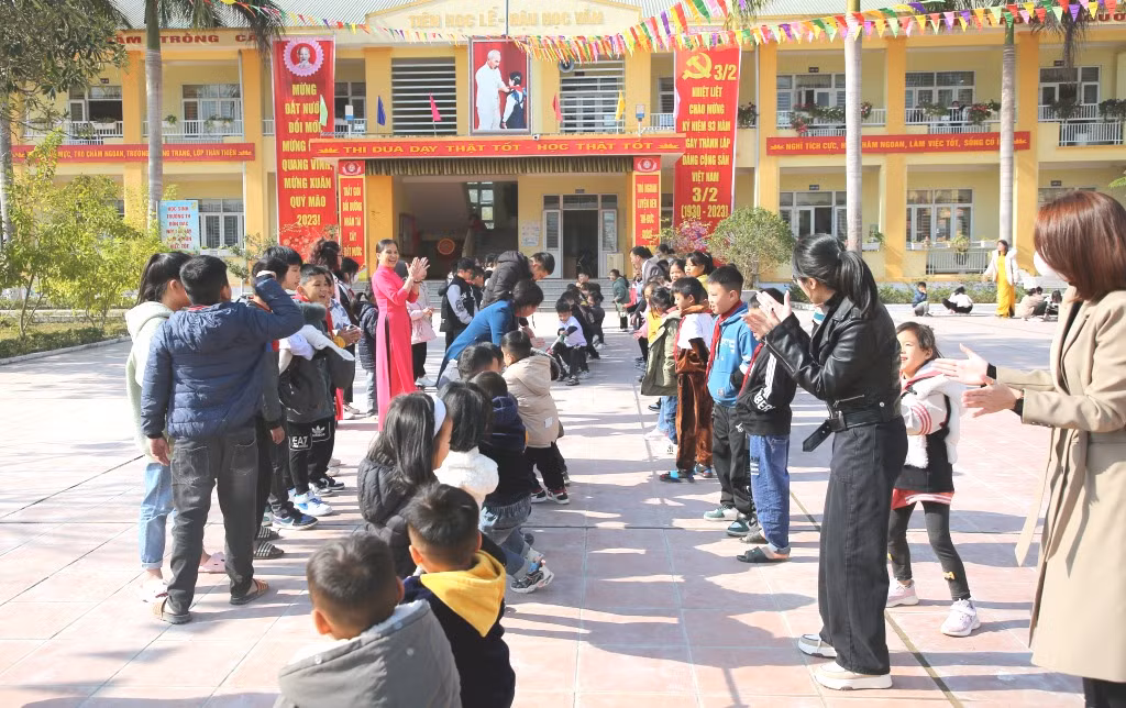 Giáo viên và học sinh Trường Tiểu học Đồn Đạc (huyện Ba Chẽ) cùng tham gia các trò chơi dân gian trong ngày đầu trở lại trường sau nghỉ Tết.
