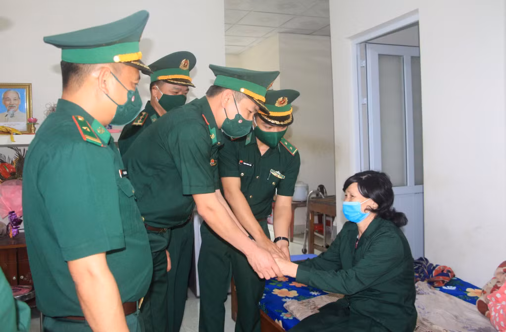 Cán bộ, chiến sĩ Đồn Biên phòng Pò Hèn làm tốt công tác an sinh xã hội, giúp đỡ những hoàn cảnh khó khăn nơi đơn vị đóng quân vươn lên trong cuộc sống. Ảnh: Mạnh Trường.