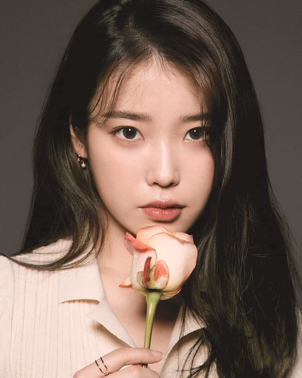 IU bạn gái của Lee Jong Suk.