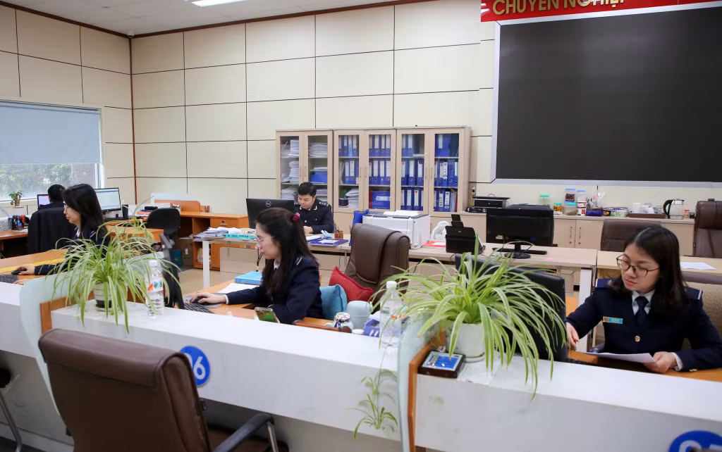Cán bộ Chi cục Hải quan Cửa khẩu Móng Cái thực hiện quy trình thông quan hàng hóa cho các doanh nghiệp qua hệ thống thông quan tự động VNACCS/VCIS.