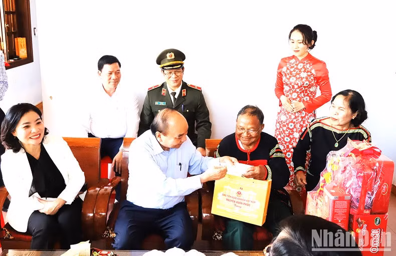 Chủ tịch nước Nguyễn Xuân Phúc tặng quà Tết cho ông Y Rô Kbuôr, thương binh 81% ở tổ dân phố 3, phường An Lạc, thị xã Buôn Hồ, tỉnh Đắk Lắk.