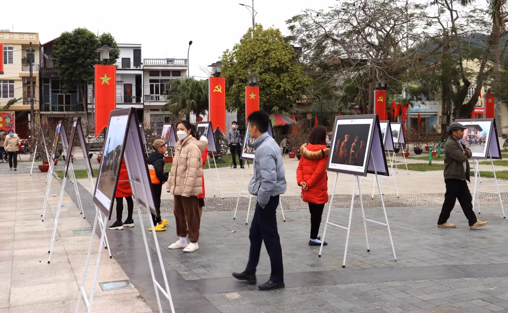 Mặc dù thời tiết lạnh nhưng Hội báo Xuân vẫn thu hút đông người dân đến tham quan.