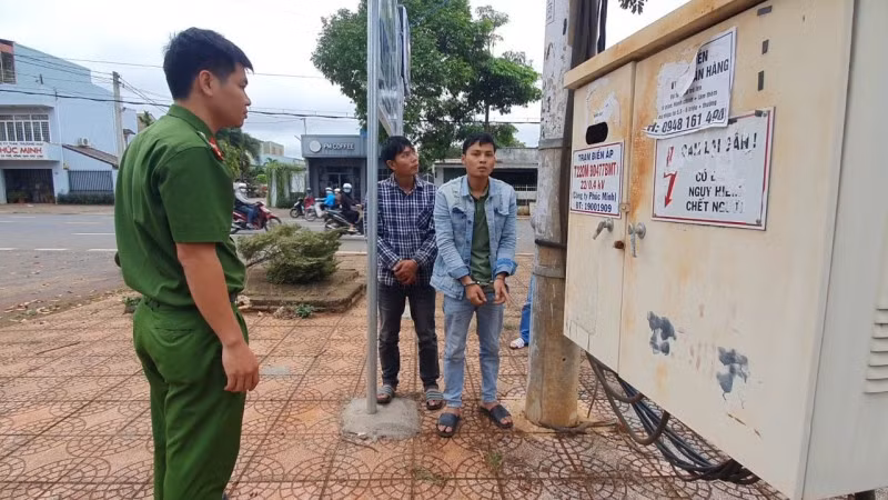 Trạm biến áp bị hai siêu trộm cắt dây gây thiệt hại hàng trăm triệu đồng.