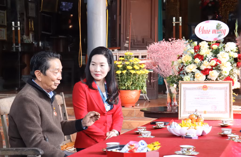 Đồng chí Nguyễn Thị Hạnh, Phó Chủ tịch UBND tỉnh, chúc mừng và động viên Nghệ nhân Nhân dân Lê Đức Chắn.