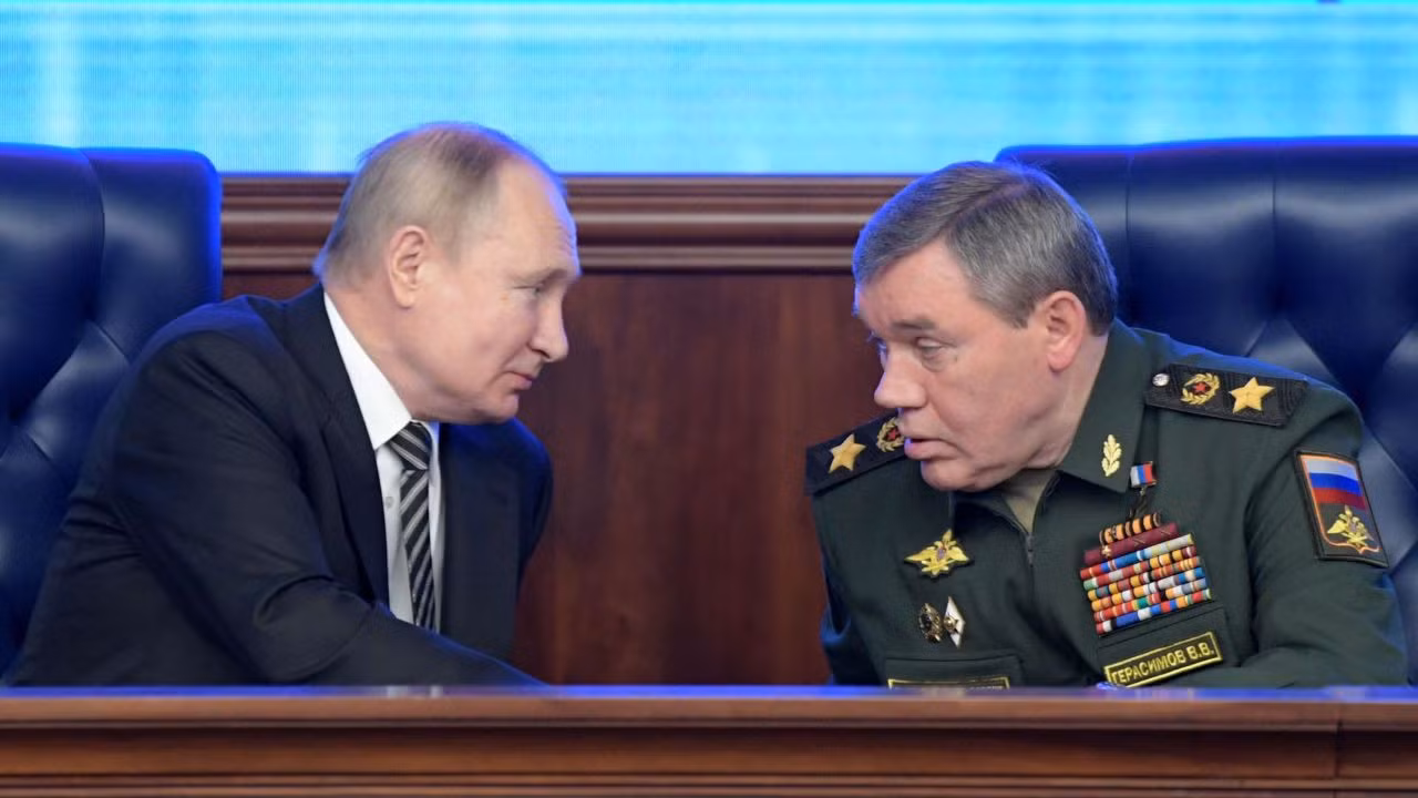 Tổng thống Nga Vladimir Putin trao đổi với Tướng Valery Gerasimov trong cuộc họp của lãnh đạo Bộ Quốc phòng ở Moskva ngày 21/12/2021. Ảnh tư liệu: Sputnik/AFP
