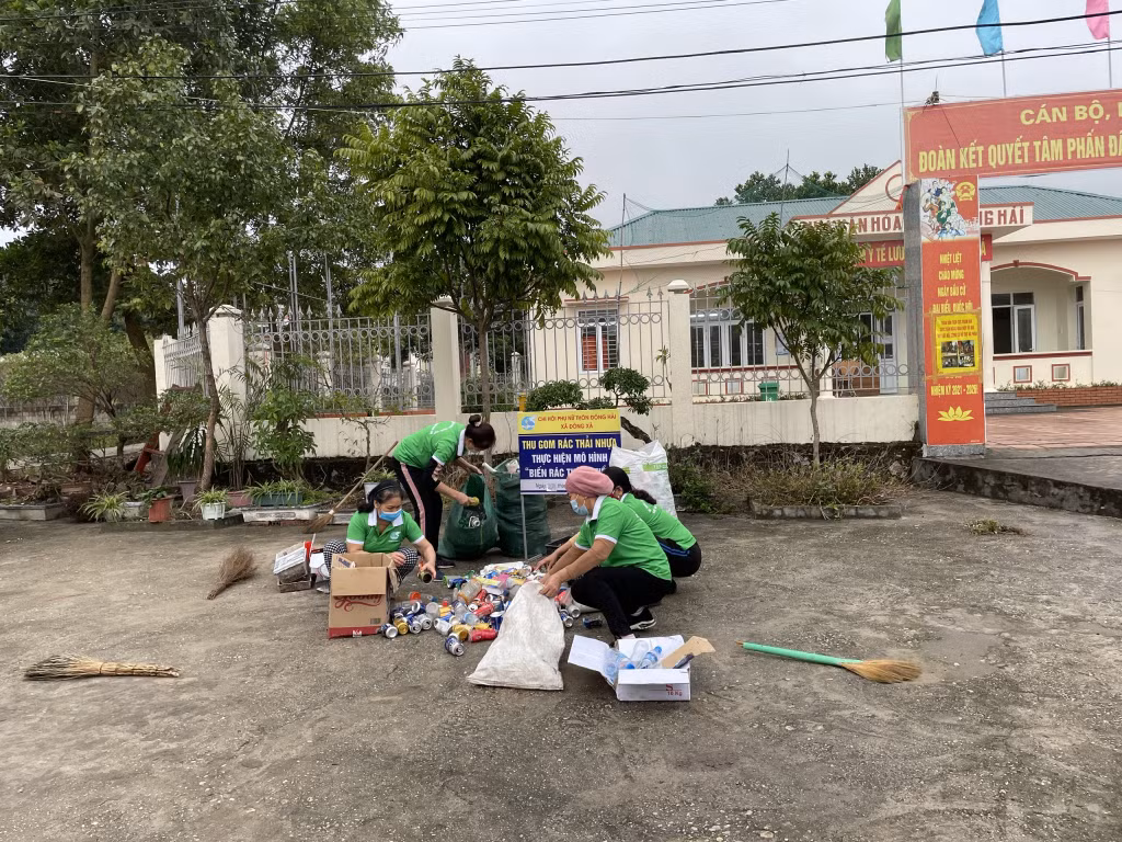 Hội viên phụ nữ xã Đông Xá, huyện Vân Đồn, thu gom ve chai để gây quỹ hoạt động