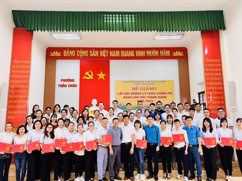 CBCNVCLĐ Hạ Long tham gia học cảm tình Đảng được trao giấy chứng nhận.