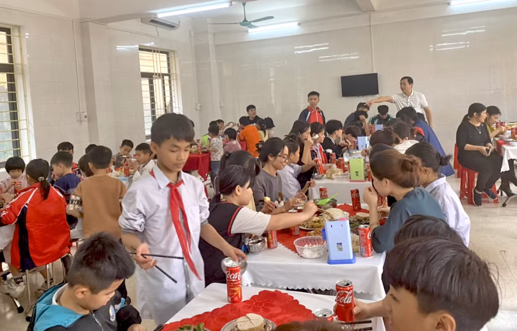 Bữa cơm tất niên sớm của trẻ em được nuôi dưỡng tại Cơ sở Bảo trợ, chăm sóc trẻ em có hoàn cảnh đặc biệt.