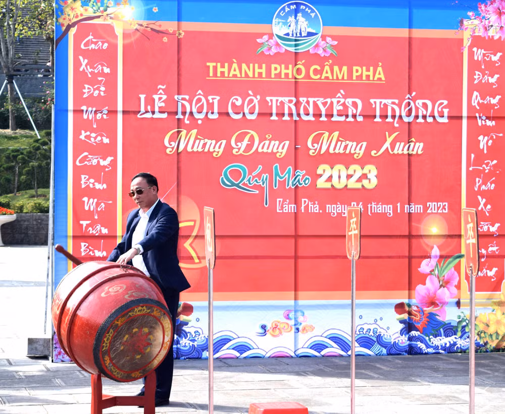 Lãnh đạo TP Cẩm Phả gióng trống khai mạc Lễ hội.