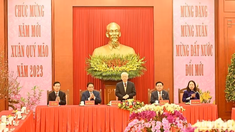Tổng Bí thư Nguyễn Phú Trọng cùng các đồng chí lãnh đạo Đảng, Nhà nước dự chúc Tết. (Ảnh: ĐĂNG KHOA)