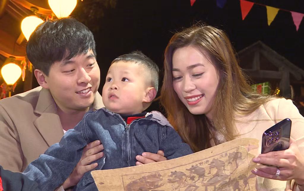Du khách nước ngoài trải nghiệm hoạt động làm tranh đông hồ.