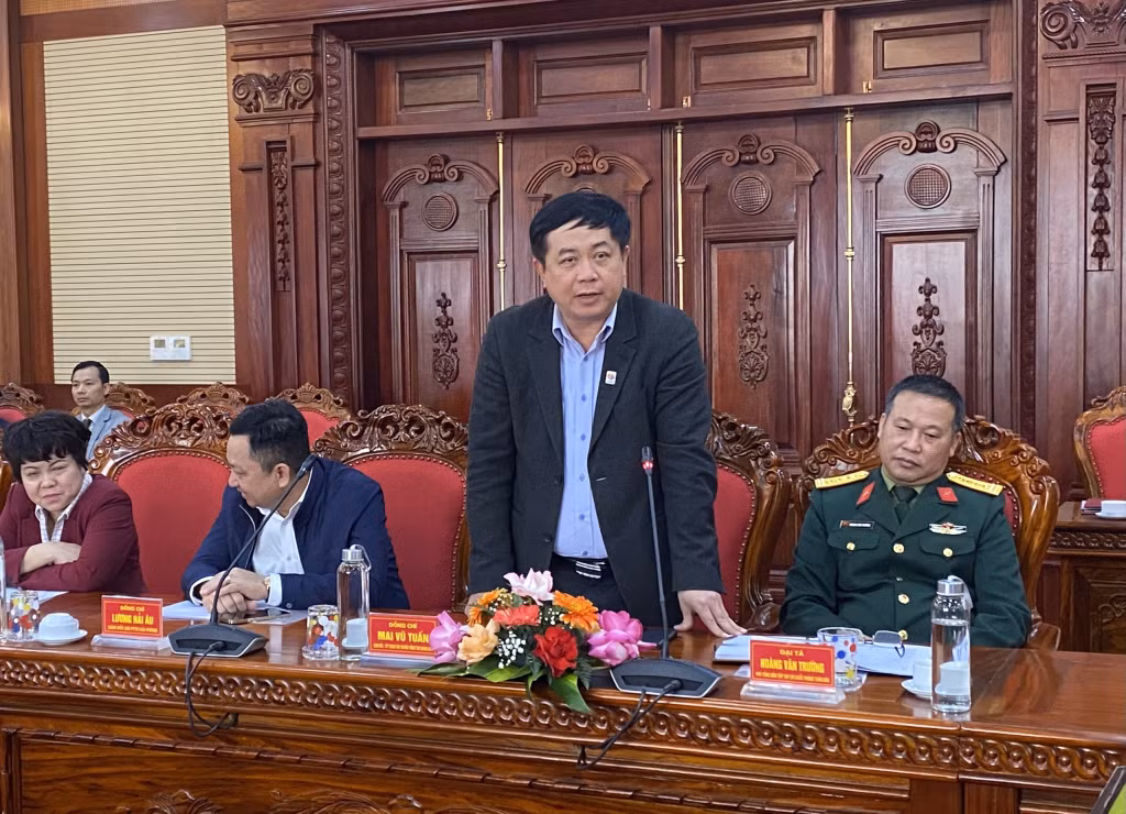 Đồng chí Mai Vũ Tuấn, Giám đốc, Tổng Biên tập Trung tâm Truyền thông tỉnh Quảng Ninh phát biểu tại buổi gặp mặt.