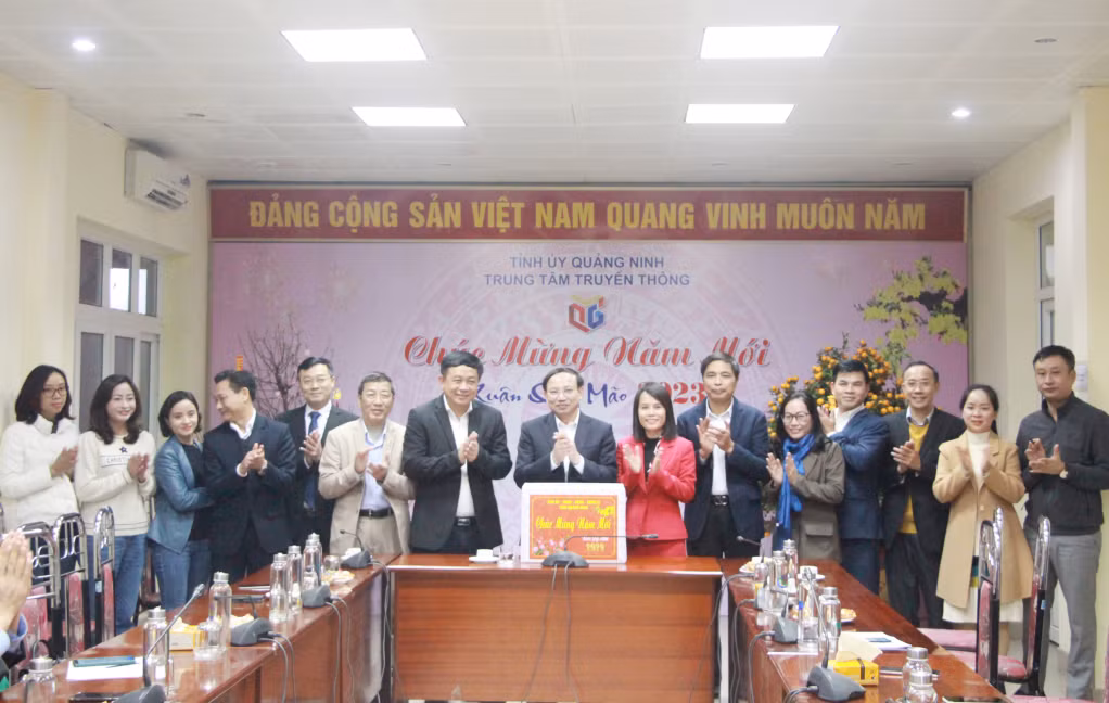 Đồng chí Bí thư Tỉnh ủy, Chủ tịch HĐND tỉnh động viên, chúc Tết cán bộ, phóng viên, biên tập viên, kỹ thuật viên Trung tâm Truyền thông Quảng Ninh.