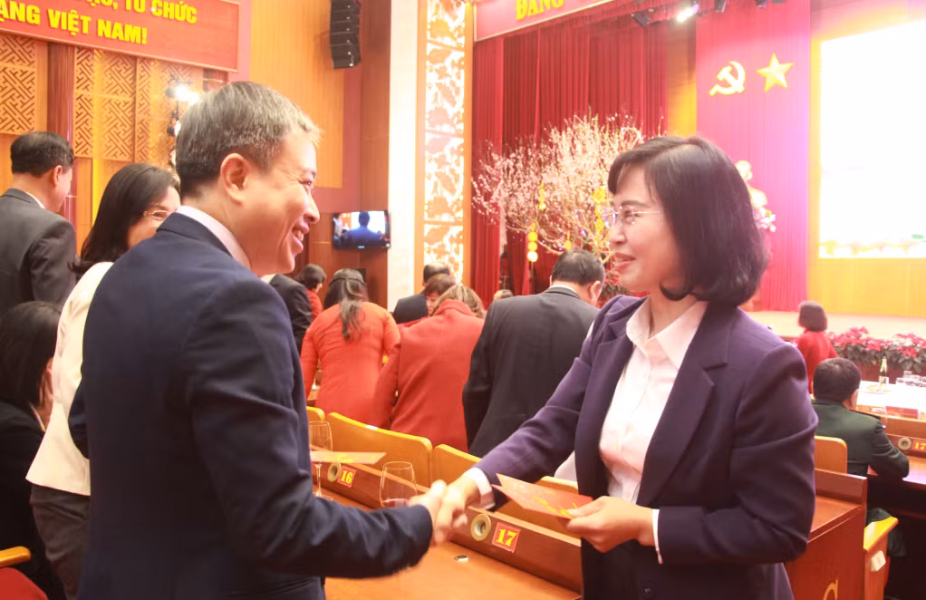 Đồng chi Trịnh Thị Minh Thanh, Phó Bí thư Tỉnh ủy lì xì đầu năm mới cho cán bộ, công chức, viên chức trong tỉnh.