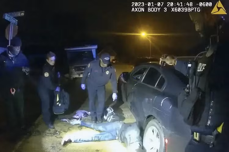 Cảnh nhóm sĩ quan hành hung anh Tyre Nichols. Ảnh: AP