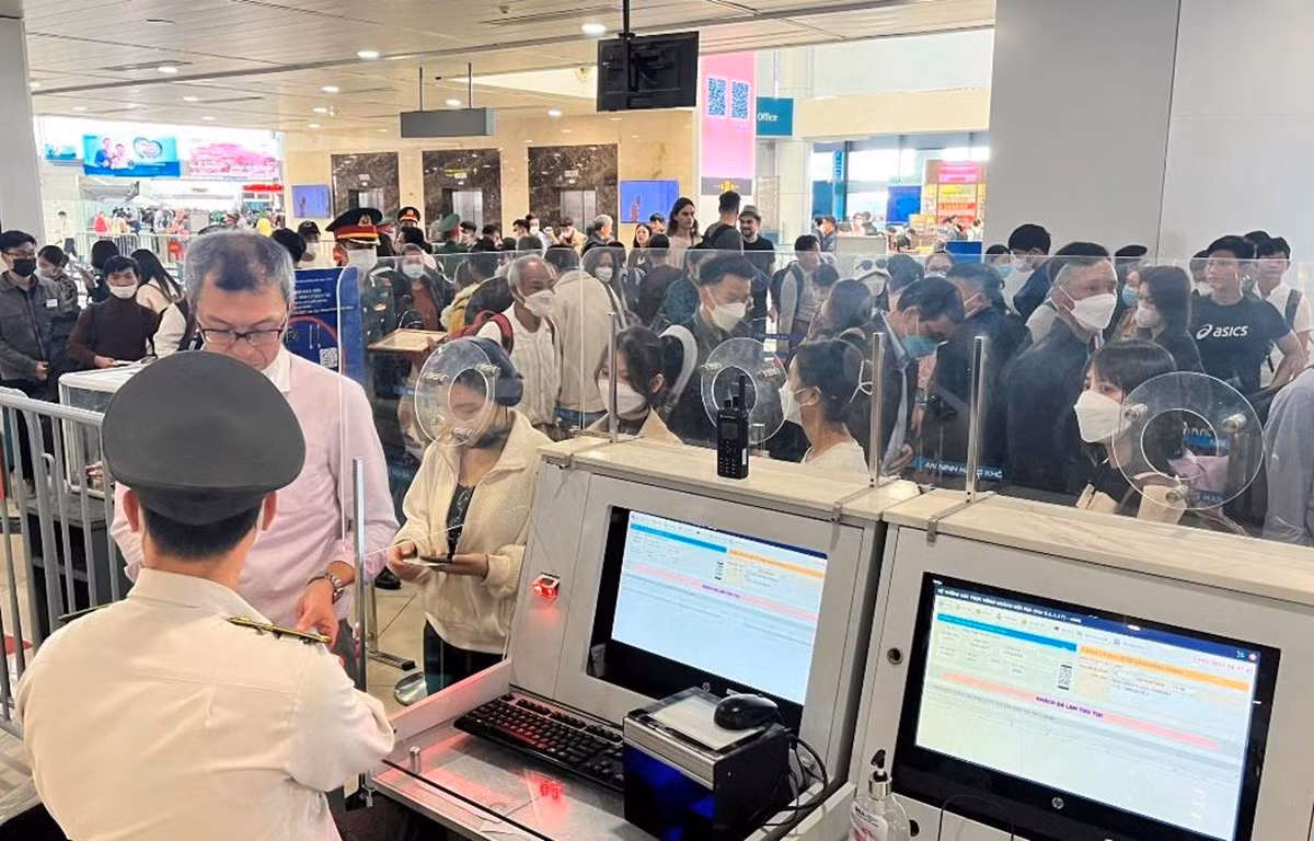 Hành khách làm thủ tục kiểm tra giấy tờ tùy thân trước khi vào khu vực an ninh soi chiếu. (Ảnh: CTV/Vietnam+)