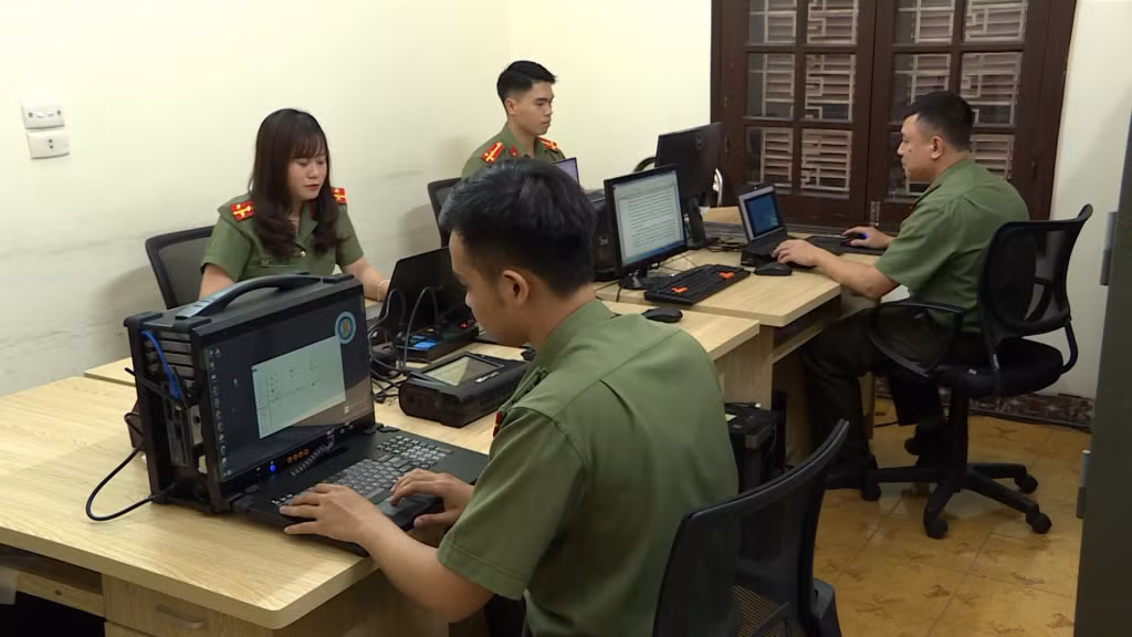 Phòng An ninh mạng và phòng chống tội phạm sử dụng công nghệ cao (Công an tỉnh) điều tra tội phạm trên không gian mạng. Ảnh: Lê Nam