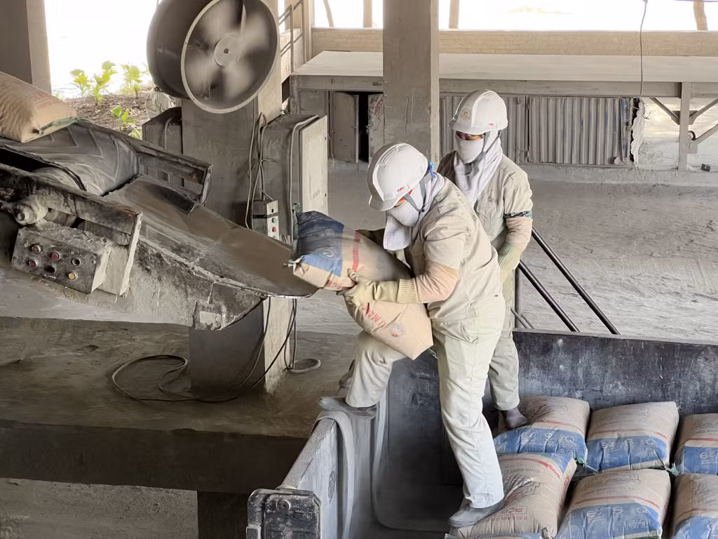 CNLĐ Công ty CP Xi măng và xây dựng Quảng Ninh vào guồng sản xuất đầu năm.