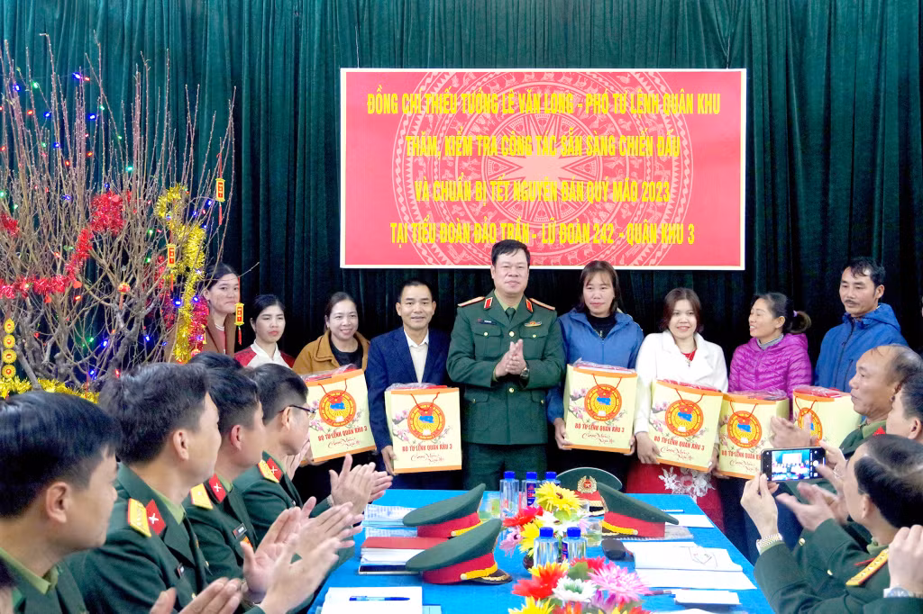 Thiếu tướng Lê Văn Long, Phó Tư lệnh Quân khu 3, tặng quà cho các hộ dân trên Đảo Trần (Thanh Lân, Cô Tô).