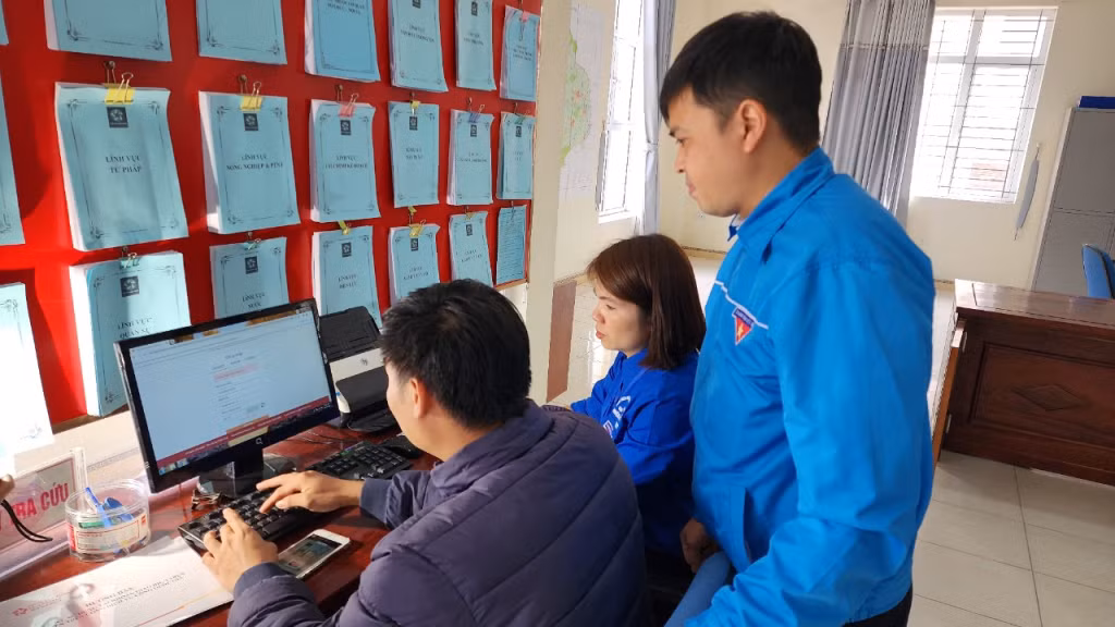 Đoàn viên thanh niên huyện Ba Chẽ hướng dẫn công dân nộp hồ sơ trực tuyến.