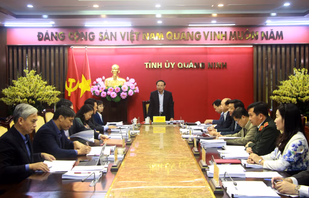 Đồng chí Nguyễn Xuân Ký, Ủy viên Trung ương Đảng, Bí thư Tỉnh ủy, Chủ tịch HĐND tỉnh, phát biểu tại hội nghị.