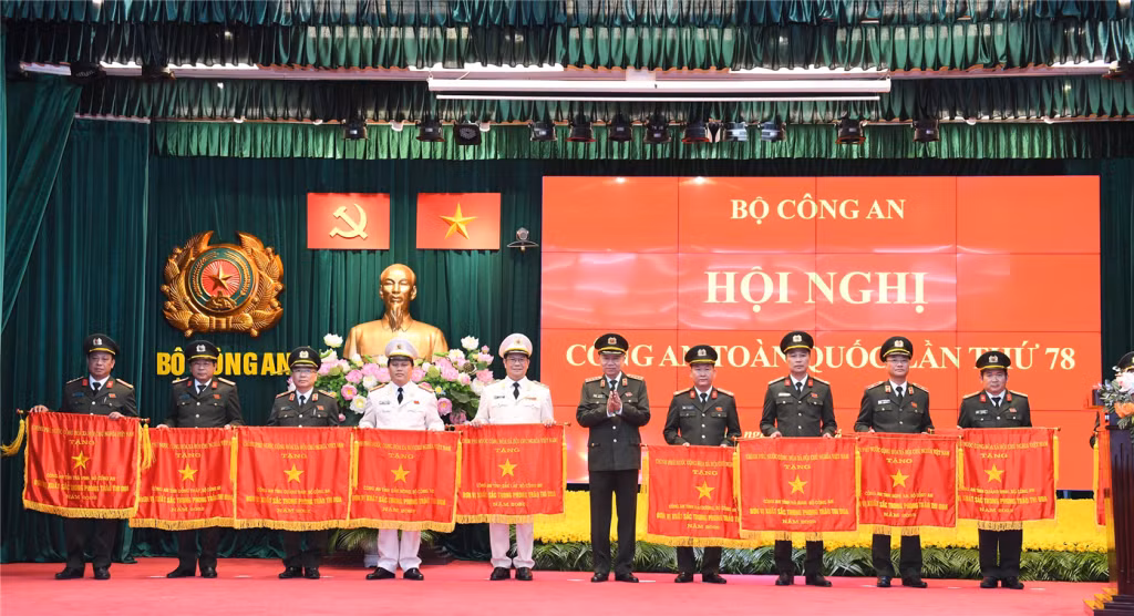 Công an tỉnh Quảng Ninh là một trong các đơn vị được tặng Cờ thi đua của Chính phủ cho các tập thể có thành tích xuất sắc, do Bộ trưởng Tô Lâm, thừa ủy quyền, trao tặng.
