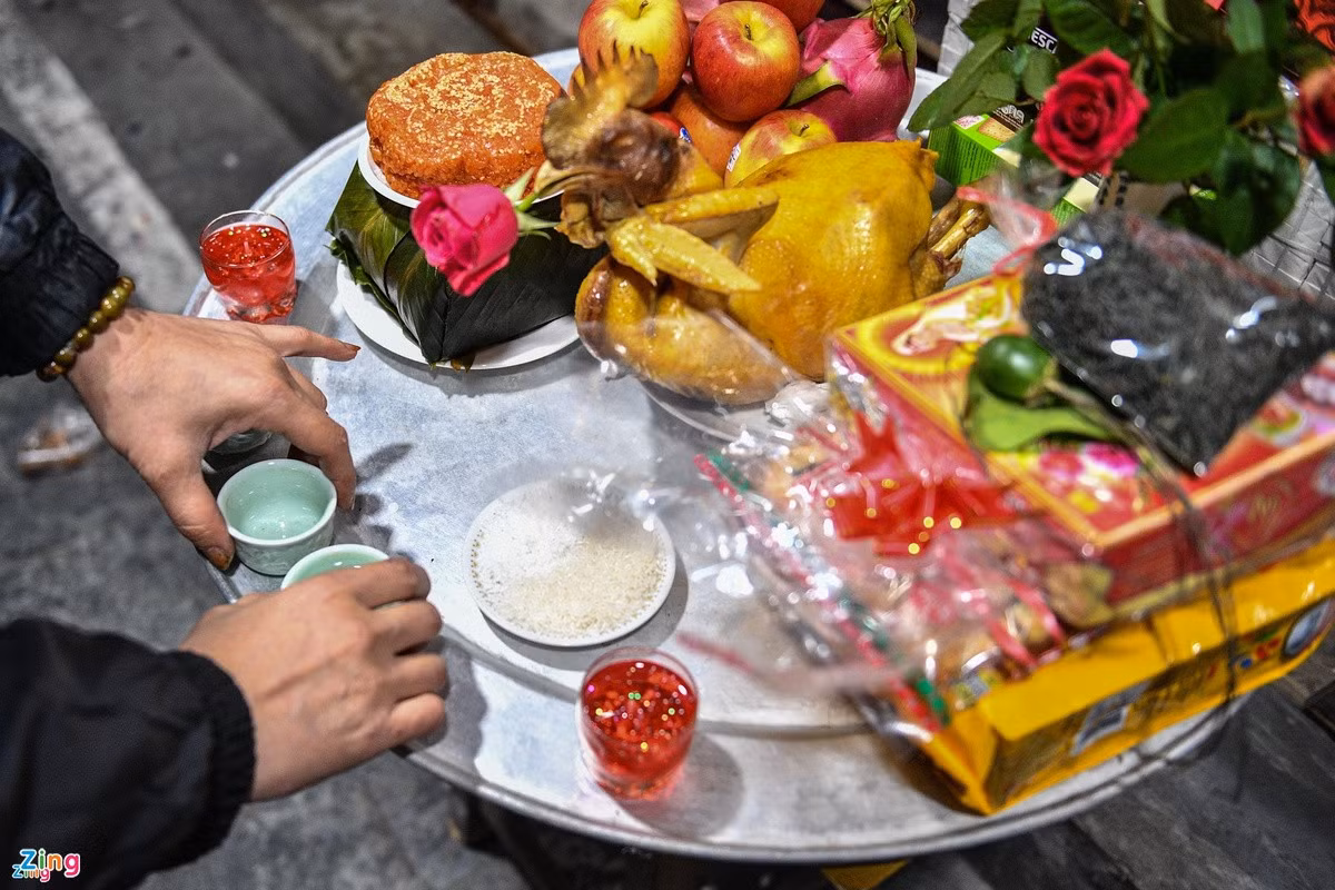 Mâm lễ cúng giao thừa ngoài trời. Ảnh: Đức Anh.