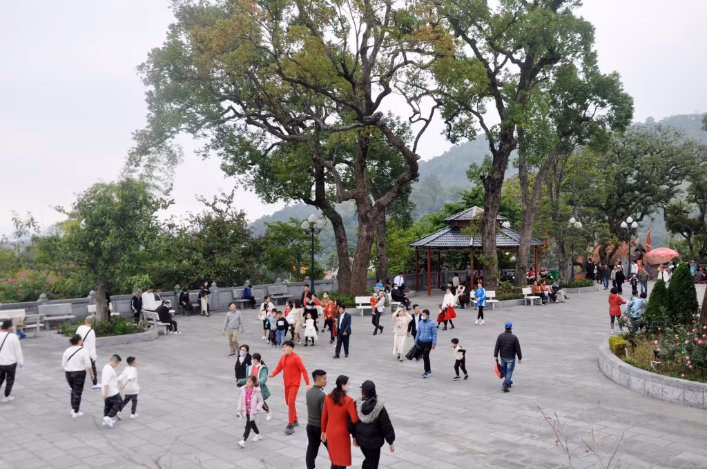 Không gian thoáng đãng, sạch sẽ, nhiều cây xanh là điểm cộng thu hút du khách đến với đền Cửa Ông.