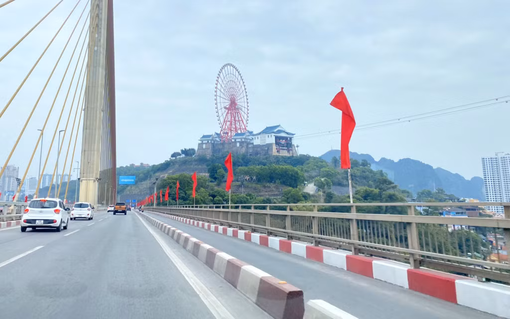 Dọc hai bên cầu Bãi Cháy được trang trí cờ phướn rực rỡ sắc đỏ. 