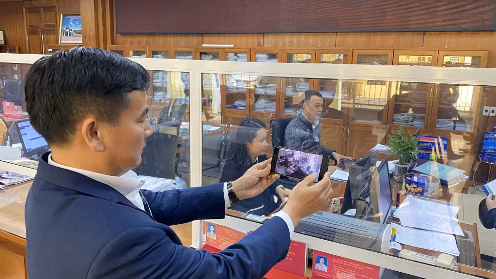 Lãnh đạo Phòng Nội vụ (TP Cẩm Phả) giám sát việc thực hiện kỷ luật, kỷ cương hành chính của các xã, phường qua hệ thống camera giám sát trực tuyến.
