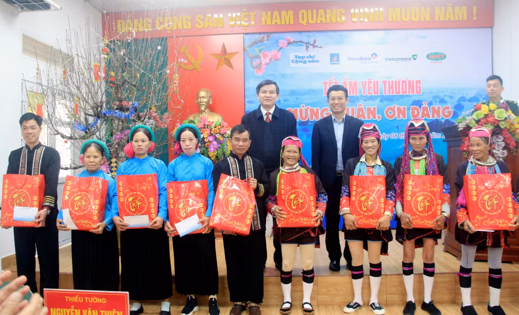 Đoàn công tác tặng quà Tết cho các hộ dân 3 xã biên giới Bắc Sơn, Ninh Dương và Hải Yên (TP Móng Cái).