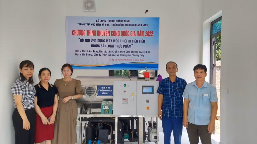 Trung tâm Xúc tiến và Phát triển công thương Quảng Ninh hỗ trợ máy móc thiết bị sản xuất cho Công ty TNHH Sản xuất và Thương mại Phương Thùy (TP Uông Bí) năm 2022.