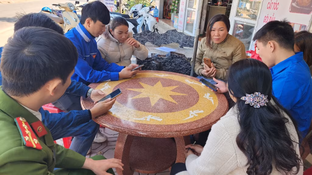 Các thành viên Tổ công nghệ số cộng đồng hị trấn Ba Chẽ (Huyện Ba Chẽ) hướng dẫn người dân đăng ký tài khoản định danh điện tử và sử dụng các dịch vụ công trực tuyến.