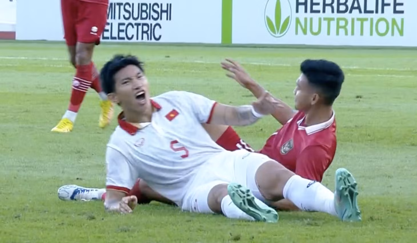 Pha vào bóng bằng cả 2 chân của Văn Hậu nhưng may mắn không phải nhận thẻ đỏ. Ảnh cắt từ clip