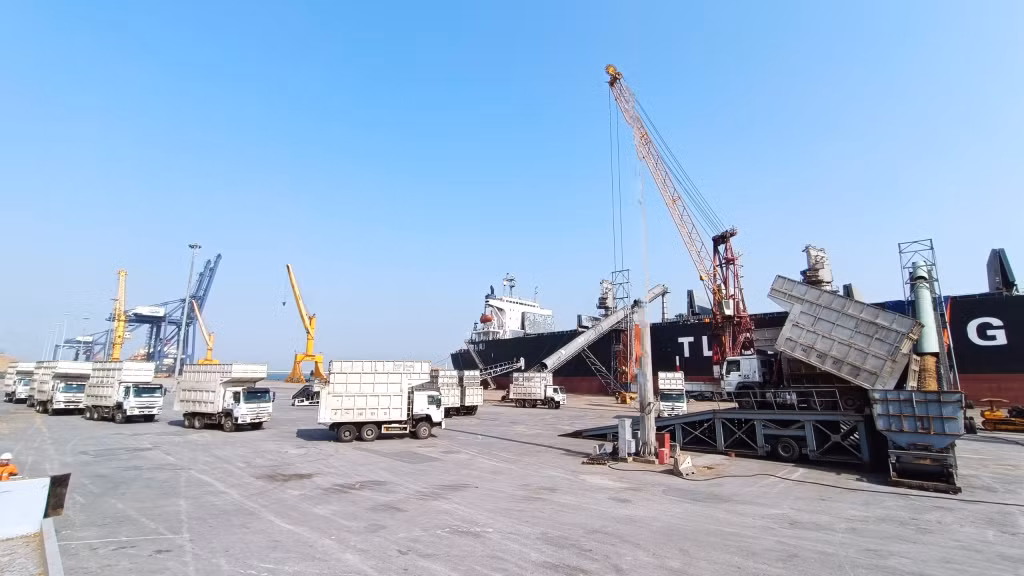 Bốc xếp hàng hóa tại Cảng Cái Lân ngày 25/1/2023 (mùng 4 tết). Ảnh: Việt Hưng