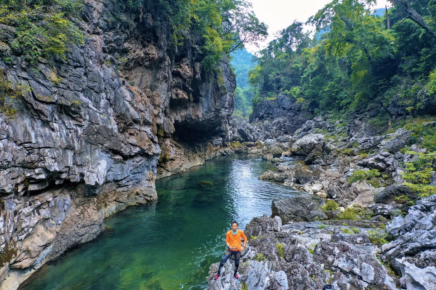 Cảnh hùng vỹ, hoang sơ nhưng không kém phần nên thơ trên cung đường chinh phục hung Thoòng