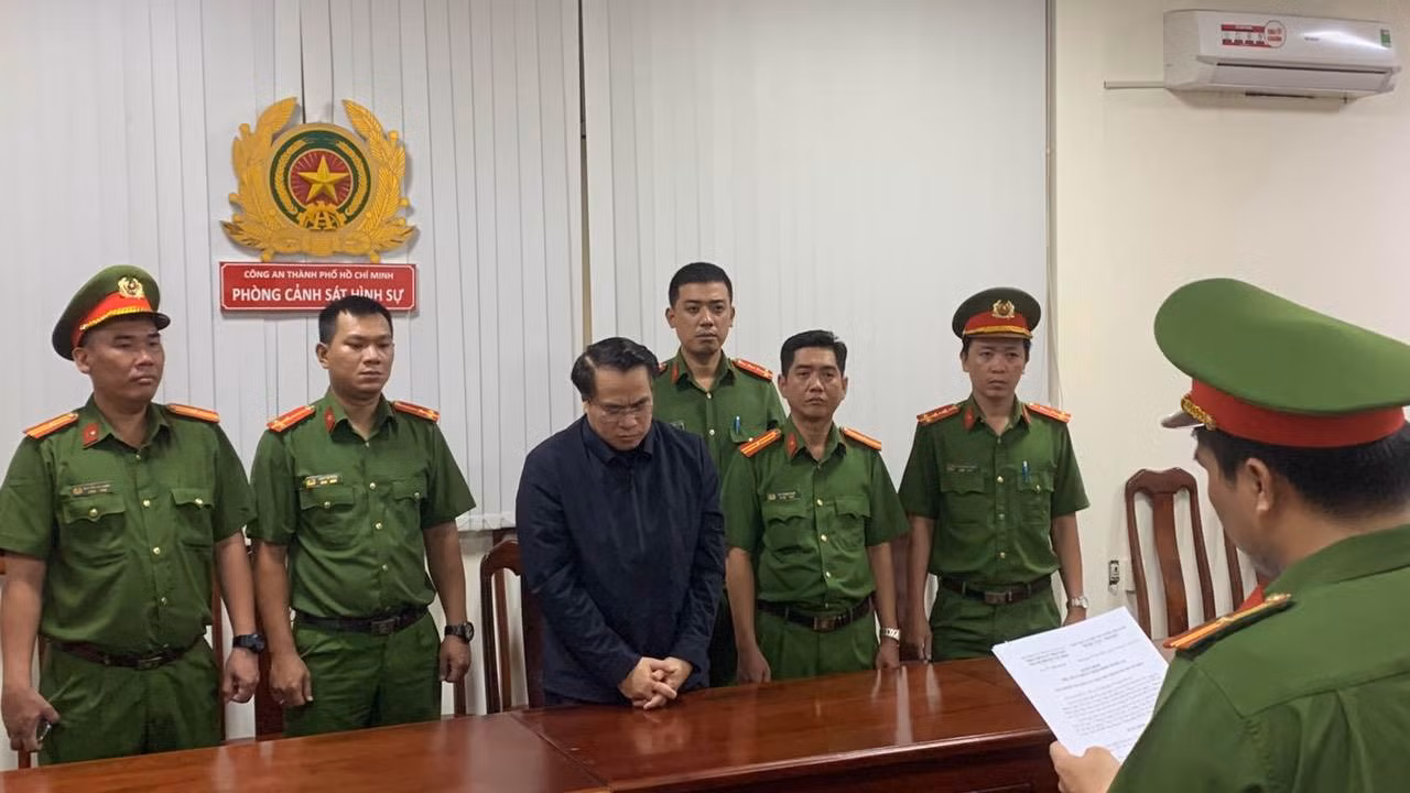 Cơ quan công an đọc lệnh bắt và khám xét phòng làm việc của ông Đặng Việt Hà tại Cục Đăng kiểm Việt Nam. Ảnh: Công an TP.HCM cung cấp