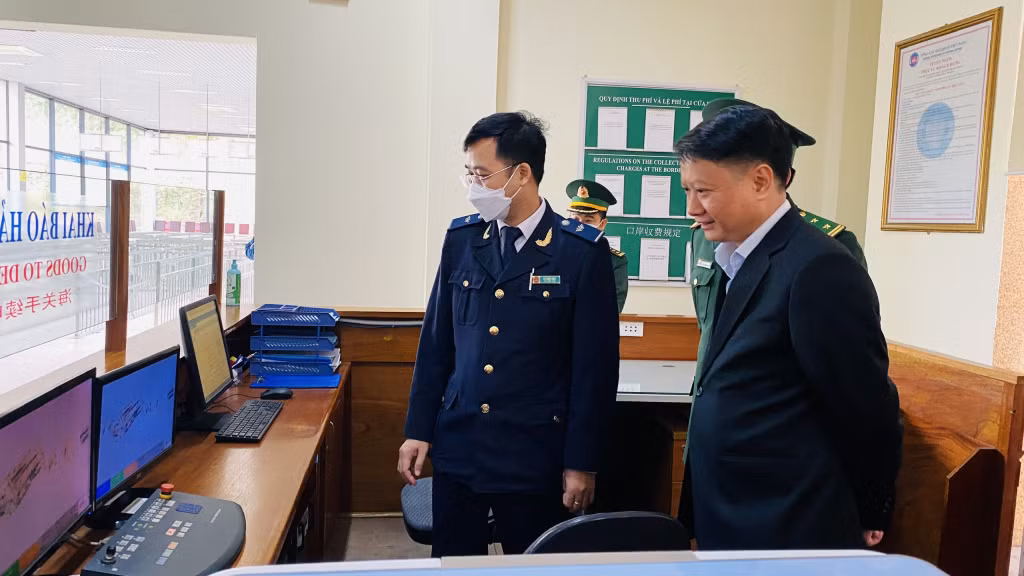 Lãnh đạo TP Móng Cái kiểm tra hệ thống máy soi tại Cửa khẩu quốc tế Móng Cái.