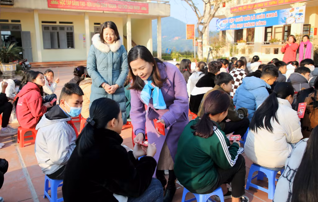 Các thầy, cô giáo Trường PTDT bán trú THCS Đồn Đạc (huyện Ba Chẽ) mừng tuổi cho học sinh trong ngày đầu trở lại trường sau nghỉ Tết.