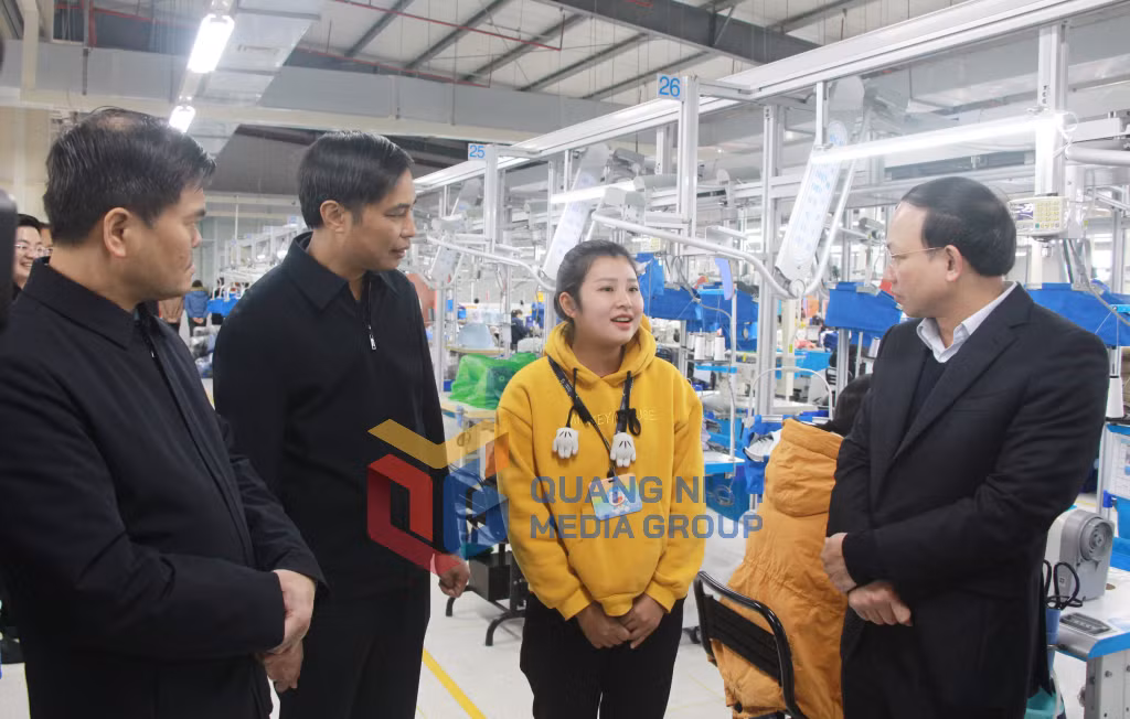 Đồng chí Bí thư Tỉnh ủy trò chuyện với công nhân làm việc tại công ty TNHH dệt may Weitai Hạ Long.