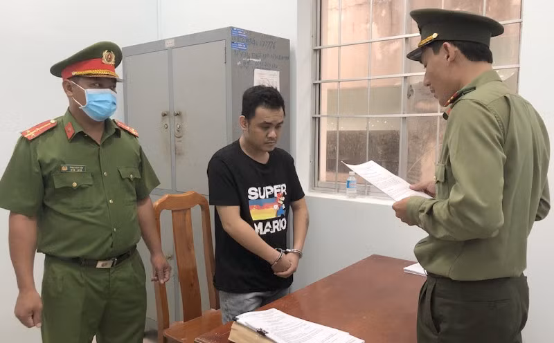 Cơ quan An ninh điều tra tống đạt quyết định đối với bị can Trương Thanh Phong.