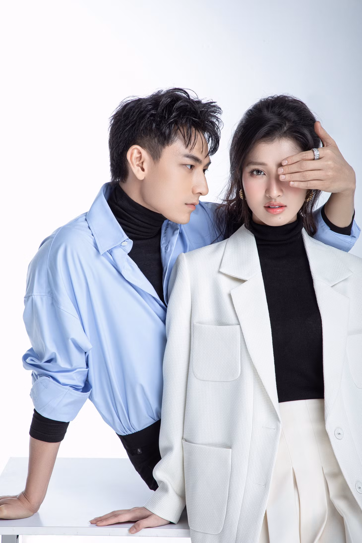 Ca sĩ Isaac và á hậu Phương Nhi vừa thực hiện bộ ảnh đôi. Họ thể hiện nhiều phong cách thời trang, từ lịch thiệp đến trẻ trung, năng động.