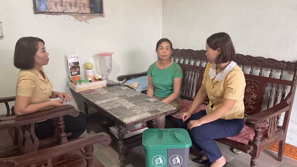 Từ tháng 2/2022, bà Chu Thị Nhung (thứ 2, phải sang) thôn 1, xã Dân Chủ, thành phố Hạ Long đã thực hiện mô hình phân loại rác thải tại nguồn.