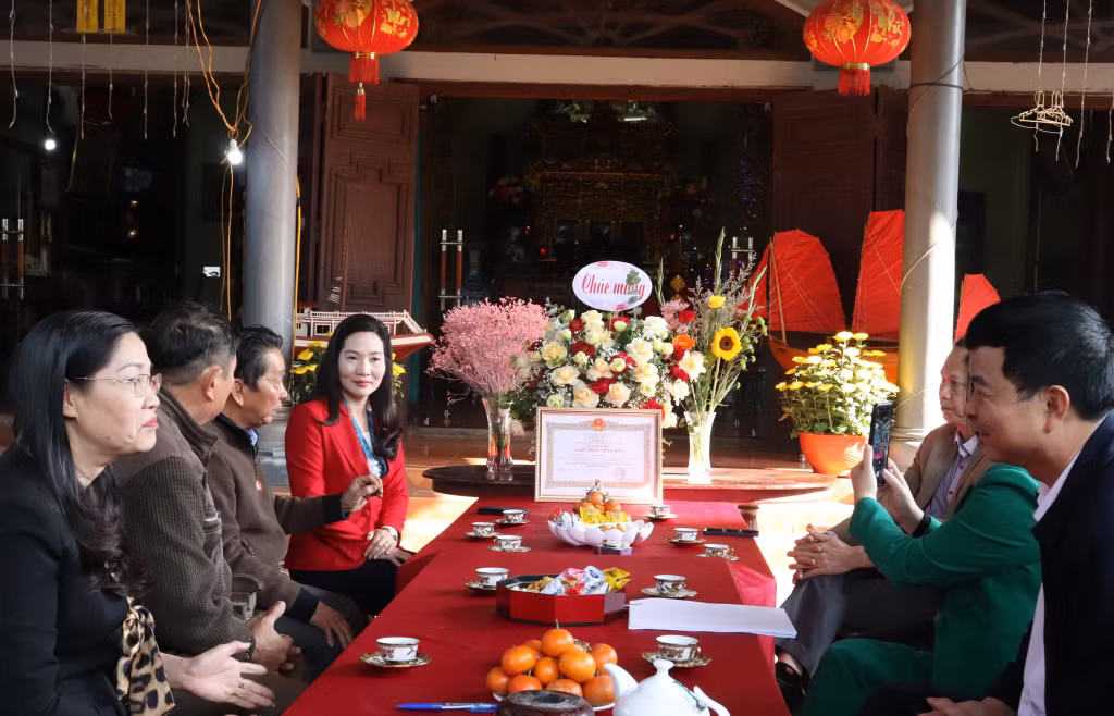 Đồng chí Nguyễn Thị Hạnh, Phó Chủ tịch UBND tỉnh, cùng lãnh đạo các sở, ngành, địa phương trò chuyện cùng ông Lê Đức Chắn.